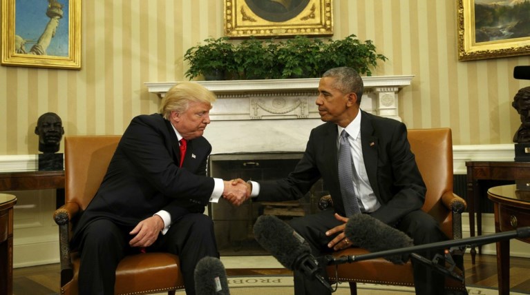 Τα παγωμένα πρόσωπα και η αμήχανη χειραψία Ομπάμα-Τραμπ στον Λευκό Οίκο