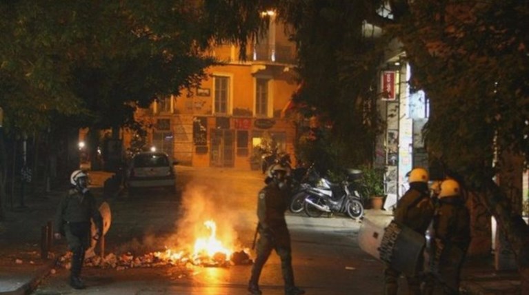 Μολότοφ και φωτιές ξανά τη νύχτα έξω από το Πολυτεχνείο