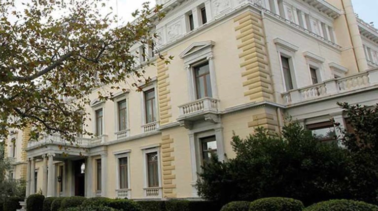 Ο Ομπάμα στο Προεδρικό: Σφυρίδα, γαρίδες αλλά όχι απαραίτητες οι γραβάτες