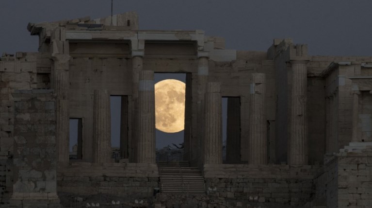 Ετοιμαστείτε για τη μαγική υπερ-πανσέληνο της χρονιάς - Μαγικές φωτογραφίες