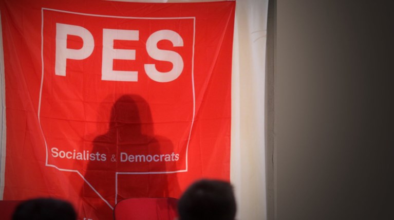 Με... ρεμπέτικο οι PES Activists κατά της ανεργίας των νέων