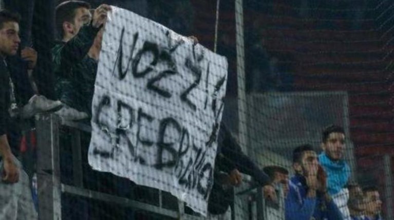 Ερευνα για τα φασιστοειδή που κρέμασαν το πανό για τη Σρεμπρένιτσα