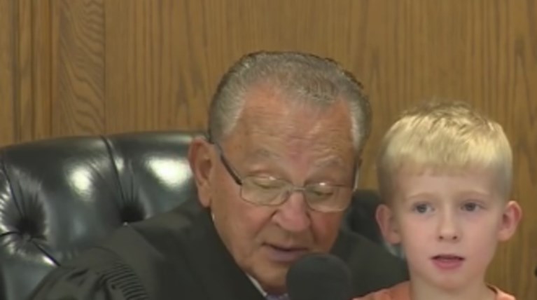 Ο γιος "επέβαλε" πρόστιμο στον μπαμπά για παράνομο παρκάρισμα