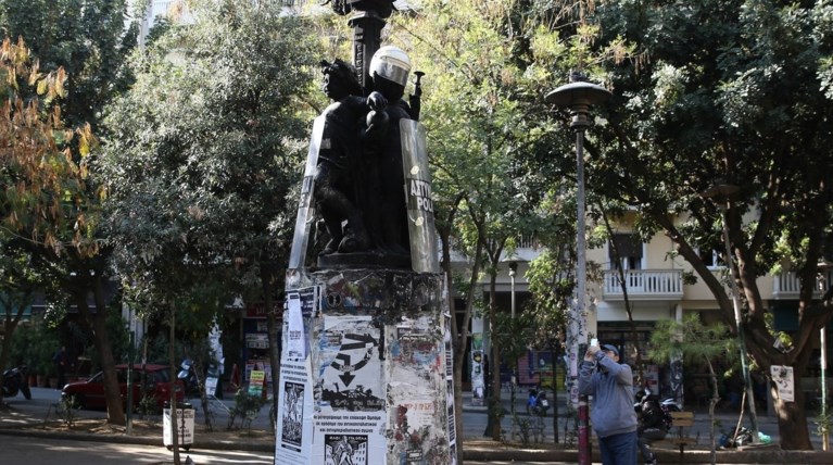 Εξάρχεια: Έκλεψαν κράνη & ασπίδες και τα ...στόλισαν σε άγαλμα