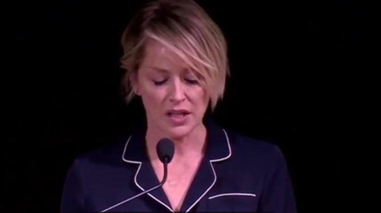 «Λύγισε» η Σάρον Στόουν διαβάζοντας την σπαρακτική επιστολή θύματος βιασμού