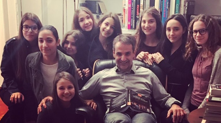 "Εφοδος" στο σπίτι του Κυριάκου -Τα πειστήρια στο Twitter