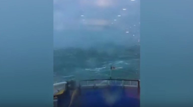 Ο τυφώνας Angus σφυροκοπά την Αγγλία - εγκλωβισμένοι επιβάτες σε πλοίο