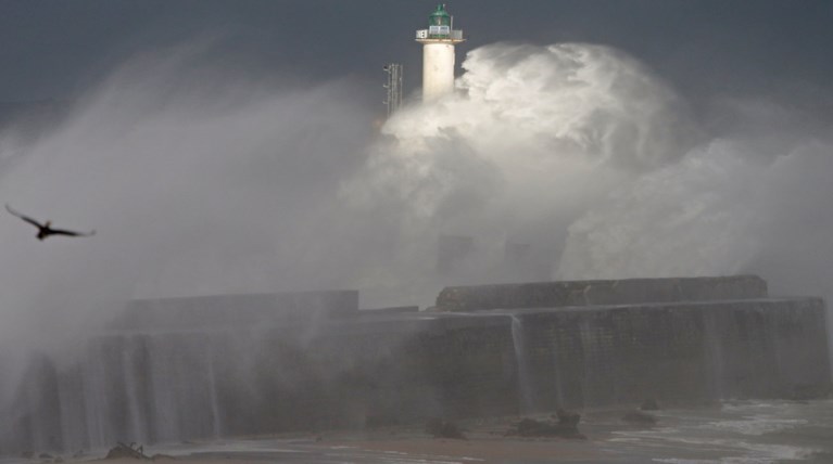 Η καταιγίδα Ανγκους σαρρώνει τη Βρετανία και τη Γαλλία