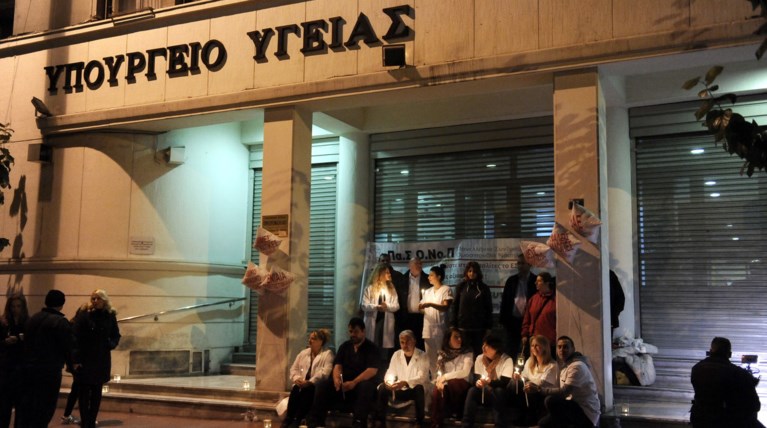«Ξενύχτησαν» έξω από το υπουργείο Υγείας οι νοσηλευτές