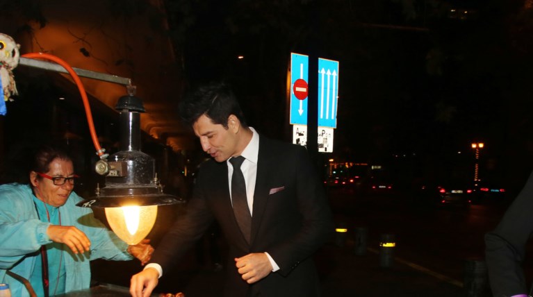 Τι τρώει μετά το ξενύχτι ο Σάκης Ρουβάς; Η στάση σε πλανόδιο [Εικόνες]