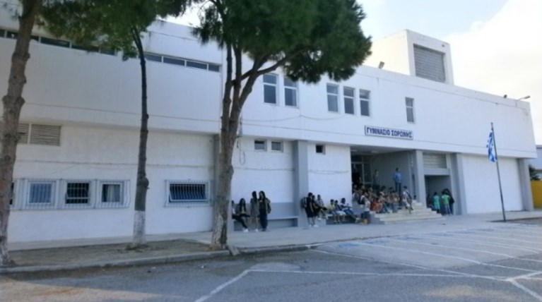 Απίστευτο: Τσιμέντωσαν τις πόρτες σε σχολείο της Ρόδου