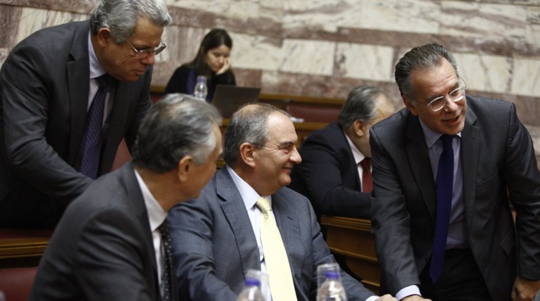 Tο κλείσιμο ματιού του Καραμανλή και τα γέλια Σαμαρά-Άδωνι