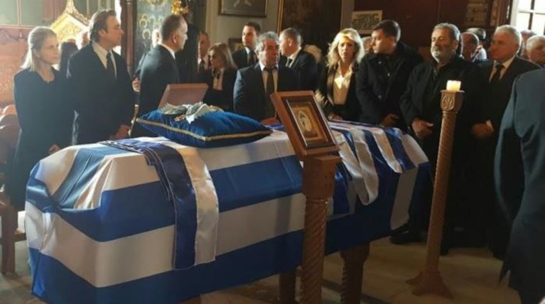 Στην τελευταία του κατοικία στην Πάτρα ο Κωστής Στεφανόπουλος