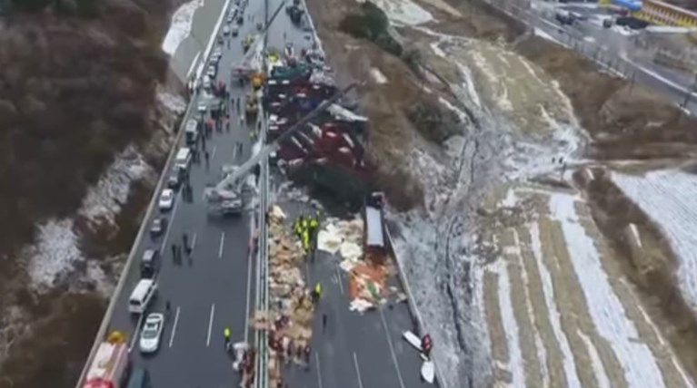 Απίστευτη καραμπόλα 56 οχημάτων με 17 νεκρούς στην Κίνα