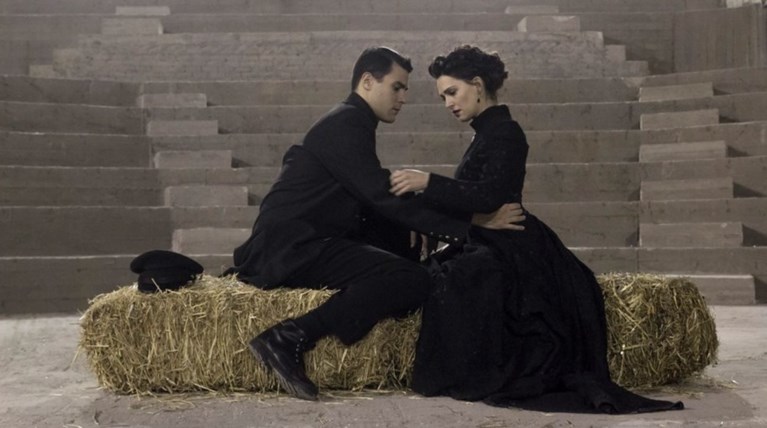 ΤΣΕΧ-OFF, Τρεις Αδελφές: το έργο ανάμεσα στο έργο