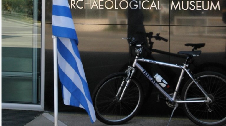 Το ποδήλατο του Κ. Στεφανόπουλου έξω από το Αρχαιολογικό Μουσείο
