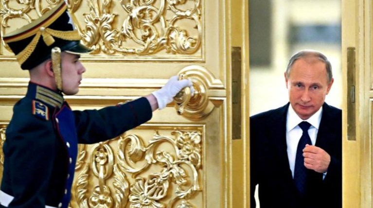 Ο Βλαντιμίρ Πούτιν πλέκει το εγκώμιο του Φρανσουά Φιγιόν