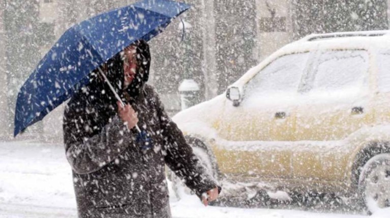Καταιγίδες, τσουχτερό κρύο και χιόνια ακόμη και στην Αθήνα