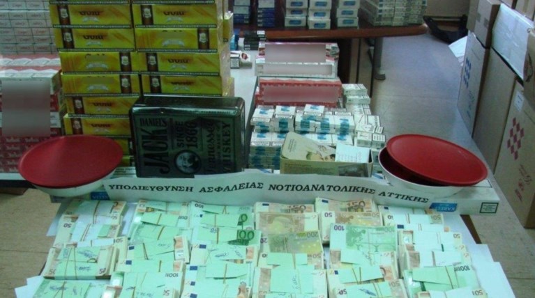 Πατέρας και οι δύο γιοι του διακινούσαν πάνω από 150.000 λαθραία τσιγάρα
