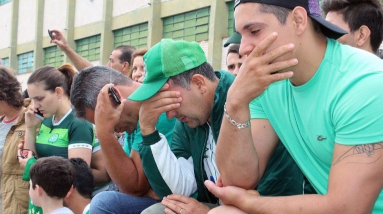 Οι οπαδοί της Chapecoense θρηνούν για τους νεκρούς ποδοσφαιριστές