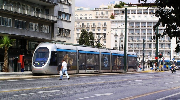Γυναίκα παρασύρθηκε από το τραμ στο κέντρο της Αθήνας
