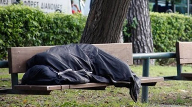 Αστεγος στο Βόλο παραδόθηκε στην αστυνομία για να γλιτώσει από το κρύο