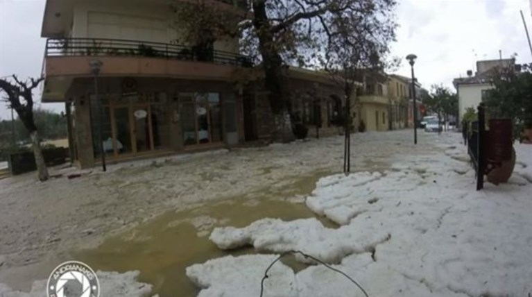 Απίστευτες εικόνες: Ποτάμι από πάγο σε χωριό της Κρήτης