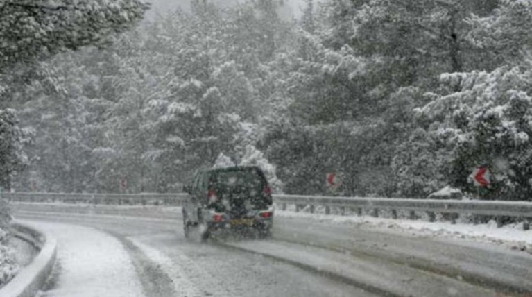 Χιόνια και παγετός, που χρειάζονται αντιολισθητικές αλυσίδες