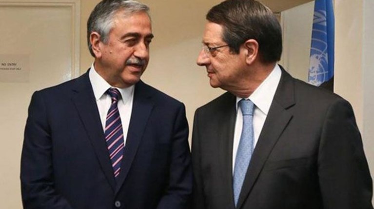 Δείπνο επανασύνδεσης Αναστασιάδη-Ακιντζί απόψε στη νεκρή ζώνη