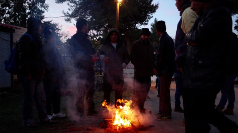 Πρόσφυγες έβαλαν φωτιά στις σκηνές στη Μαλακάσα