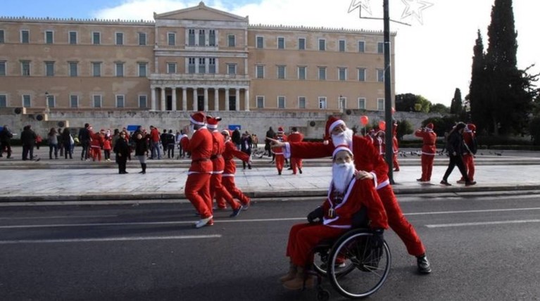 Εκτακτες κυκλοφοριακές ρυθμίσεις στο κέντρο της Αθήνας λόγω «Santa Run»