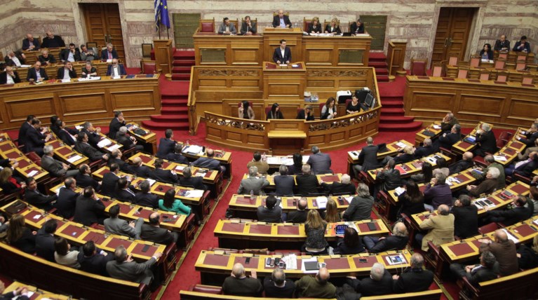 Σε μετέωρο βήμα η χώρα, η κυβέρνηση και τα πολιτικά κόμματα