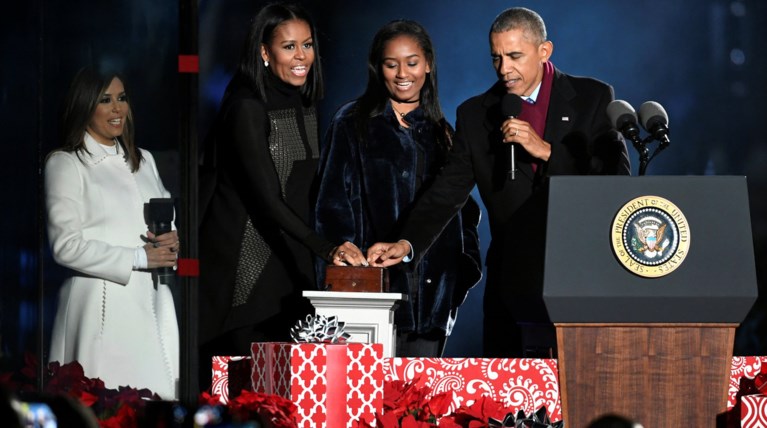 Το μπλε βελούδινο παλτό της Σάσα Ομπάμα που ξετρέλανε τις fashionistas