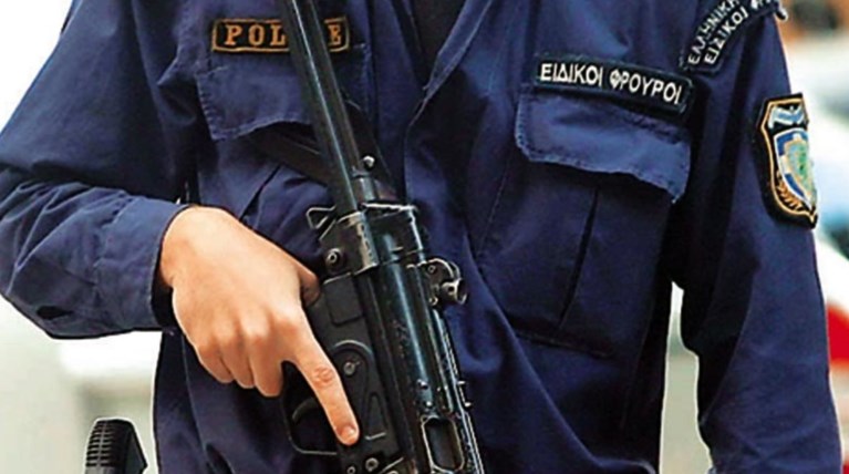 Μεθυσμένος έβγαλε πιστόλι ο ειδικός φρουρός σε αλλοδαπούς σπουδαστές