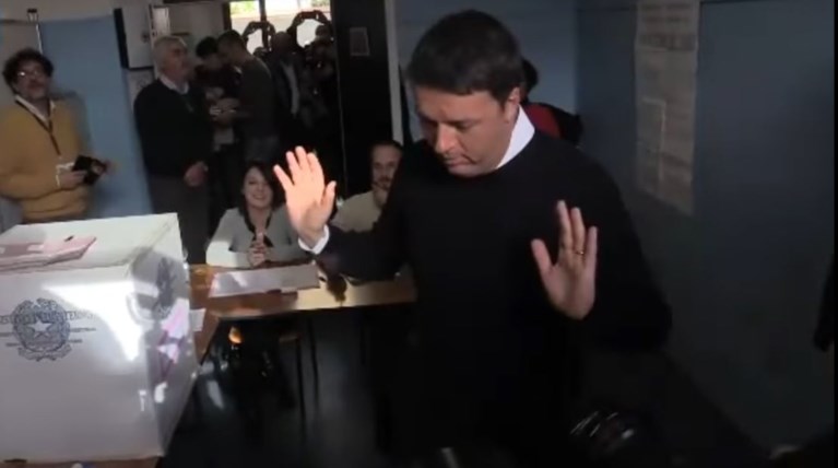 Η αμήχανη στιγμή του Ματέο Ρέντσι μπροστά στην κάλπη