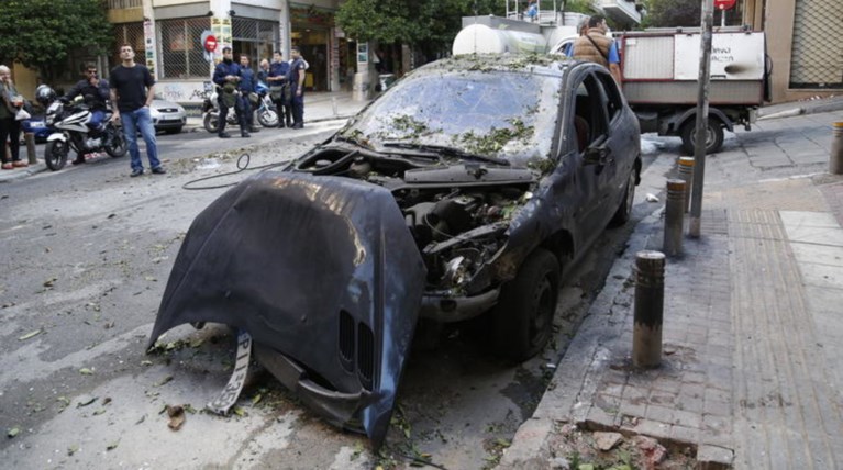 Εξάρχεια: Αναρχικοί ζητούν με φυλλάδια την απομάκρυνση των ΙΧ!