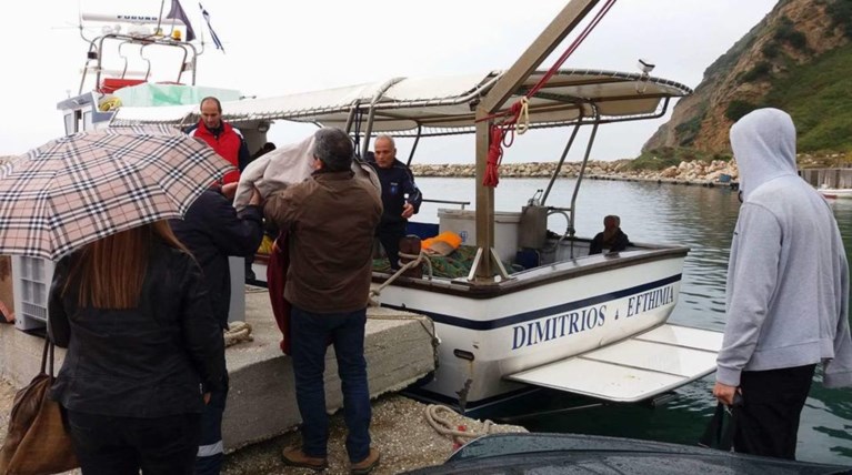 Απίστευτες εικόνες: Μετέφεραν ασθενείς από την Κεφαλονιά με ...καΐκι
