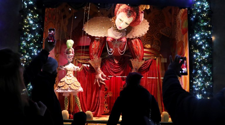 Οι χριστουγεννιάτικες βιτρίνες της Νέας Υόρκης «ζωντανεύουν» κάθε βράδυ