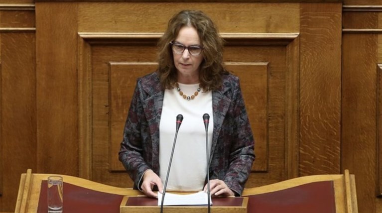 Η υφυπουργός υπόσχεται ανατροπή των όσων υπέγραψε ο Τσακαλώτος