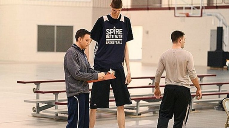 16χρονος με ύψος 2.35 το «next big thing» του ΝΒΑ-VIDEO
