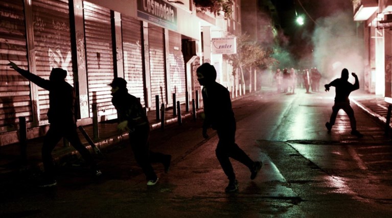 Βραδινές μολότοφ σε διμοιρία των ΜΑΤ στα Εξάρχεια