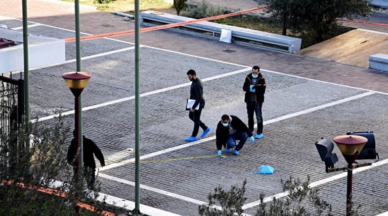 Σημείωμα αυτοκτονίας βρέθηκε πάνω στον 38χρονο αυτόχειρα στην Πλ.Θεάτρου