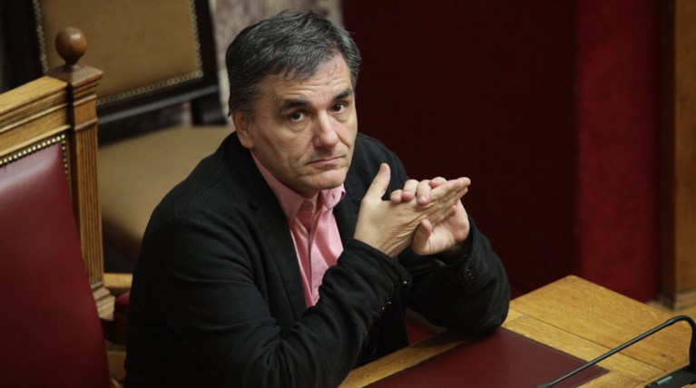 Συμβιβασμό με παράταση ή νέο κόφτη προδιαγράφει ο Τσακαλώτος