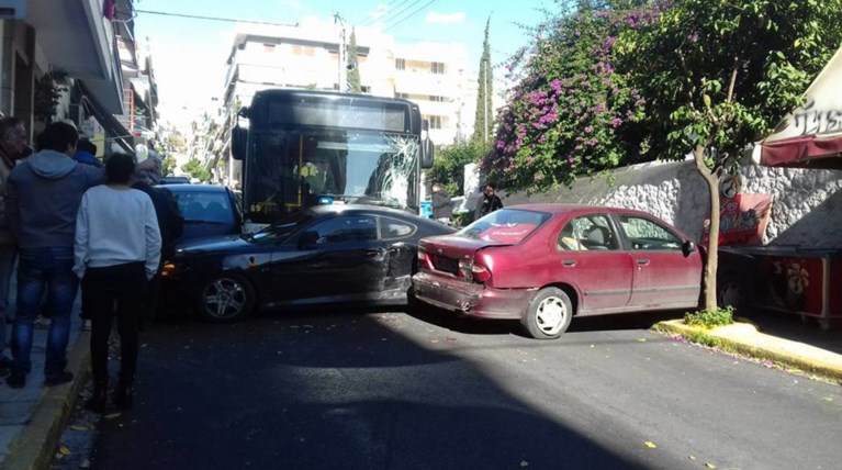 «Τρελό» λεωφορείο σε καραμπόλα με 20 αυτοκίνητα στον Πειραιά
