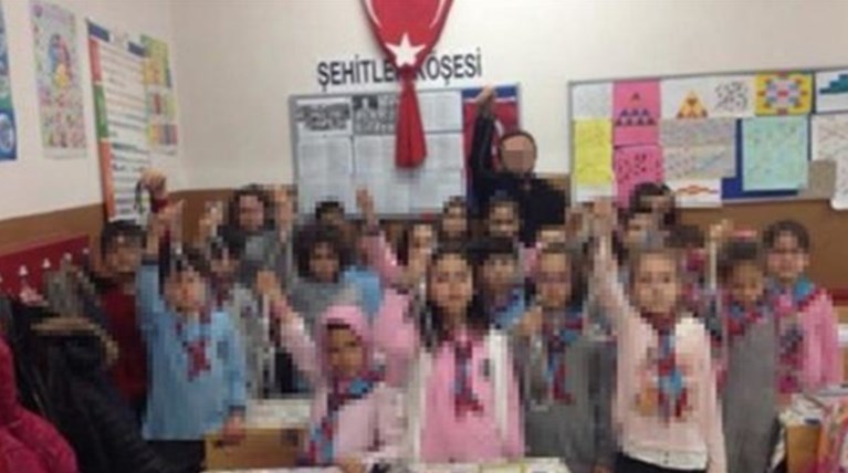 Δάσκαλος έβαλε τους μαθητές του να φωτογραφηθούν με κρεμάλες