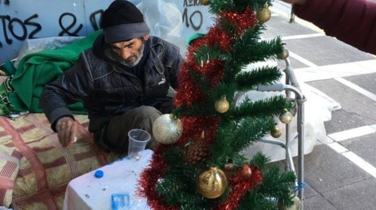 Η «Κιβωτός Αστέγων» πρόσφερε χριστουγεννιάτικα δέντρα σε... άστεγους