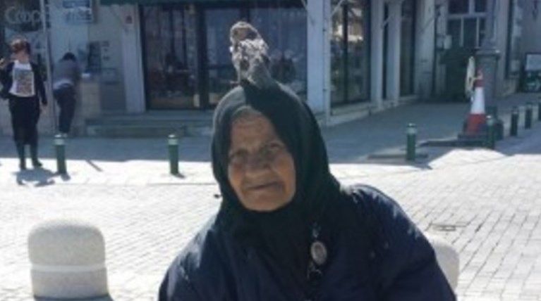 Ηλικιωμένη στην Λάρνακα βγάζει βόλτα με λουρί τα… παπαγαλάκια της