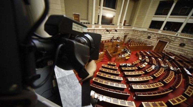 Δείτε Live τη συζήτηση στη Βουλή για τις παροχές Τσίπρα