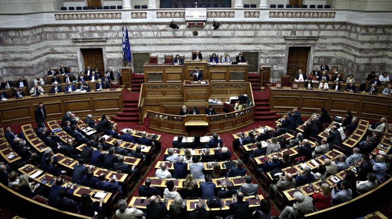 Τι θα ψηφίσουν τα κόμματα στη συζήτηση στη Βουλή για τις παροχές