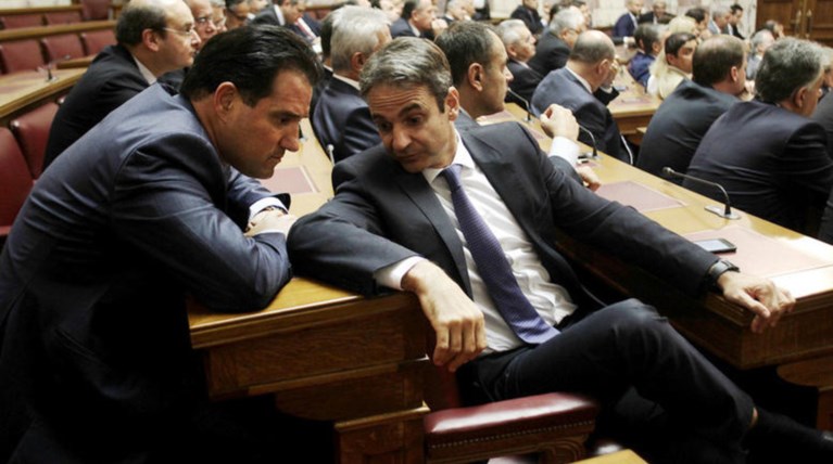 Το «γαλάζιο» παρασκήνιο της απόφασης για το «παρών»